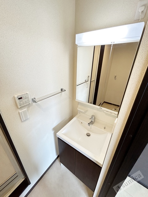 洗面設備　洗面台独立、洗面化粧台で朝の身支度もはかどります。