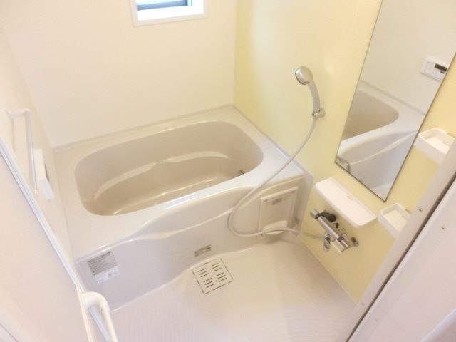 バス・シャワールーム　キレイなバスルーム。換気のできる窓付きです。