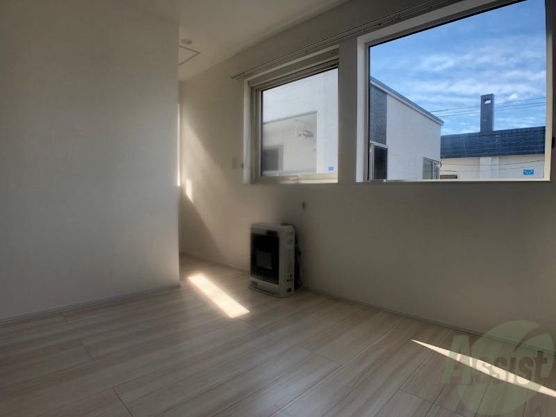 その他部屋・スペース　寝室はこちらです。光が差し込む、温かみのあるお部屋です。