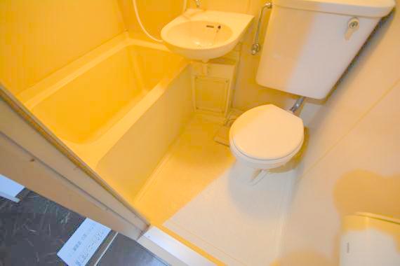 バス・シャワールーム　お掃除らくらくのユニットバスです。