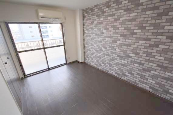 居室・リビング　白を基調とした内装でおしゃれで、落ち着ける空間です。