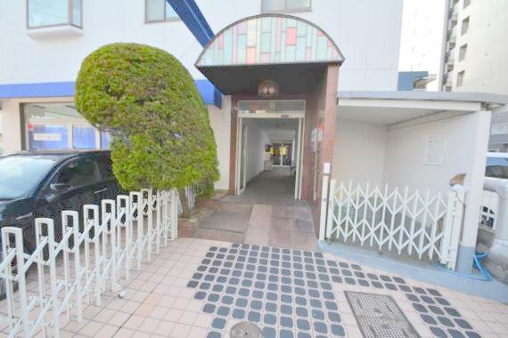 エントランス　オシャレなエントランスは安心のオートロック付きです。