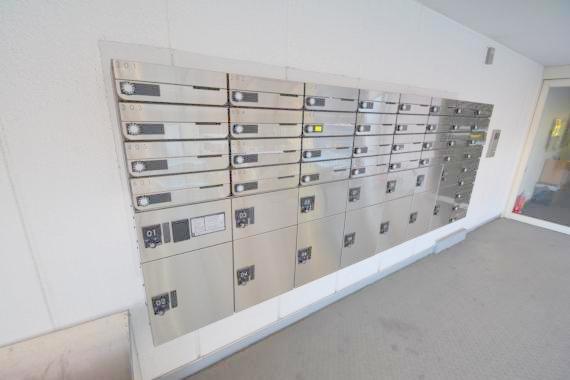 ロビー　ロビーにある各部屋毎のメールボックス。