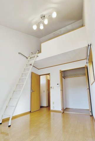 居室・リビング　ロフト付で天井高い快適空間！