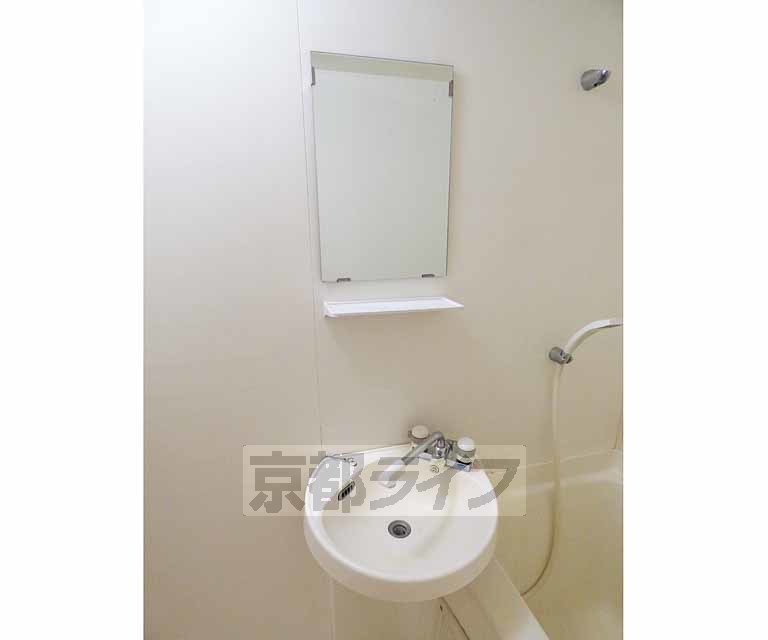 洗面設備　綺麗な洗面台です。