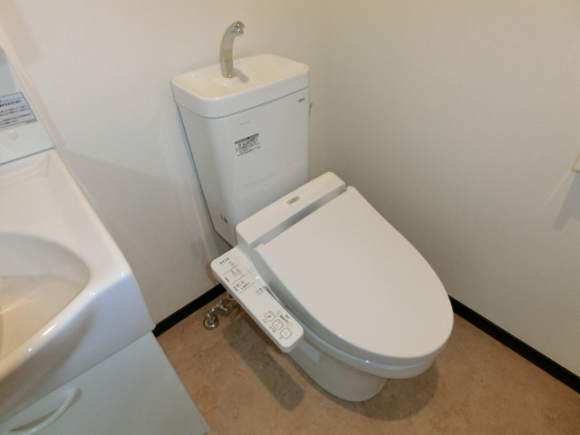 トイレ　温水洗浄暖房便座
