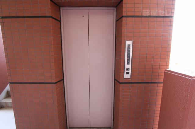 その他共有部分　エレベーターが有るので、階段登りが無くて良いですね。