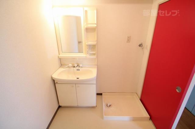 洗面設備　シャワーヘッド付きの洗面台。