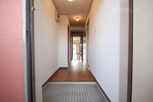 玄関　玄関口も広いです。