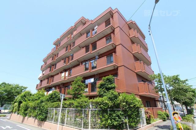 建物外観　レンガ調のタイルでオシャレな外観。