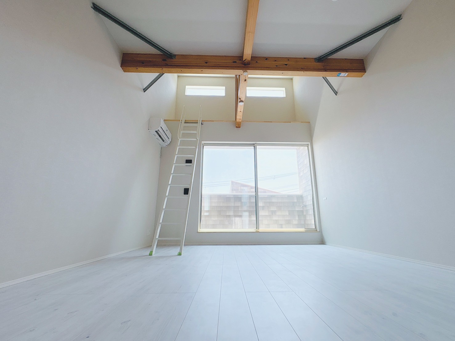 居室・リビング　キッチン側から見たLDK。大きな窓で明るい室内です。