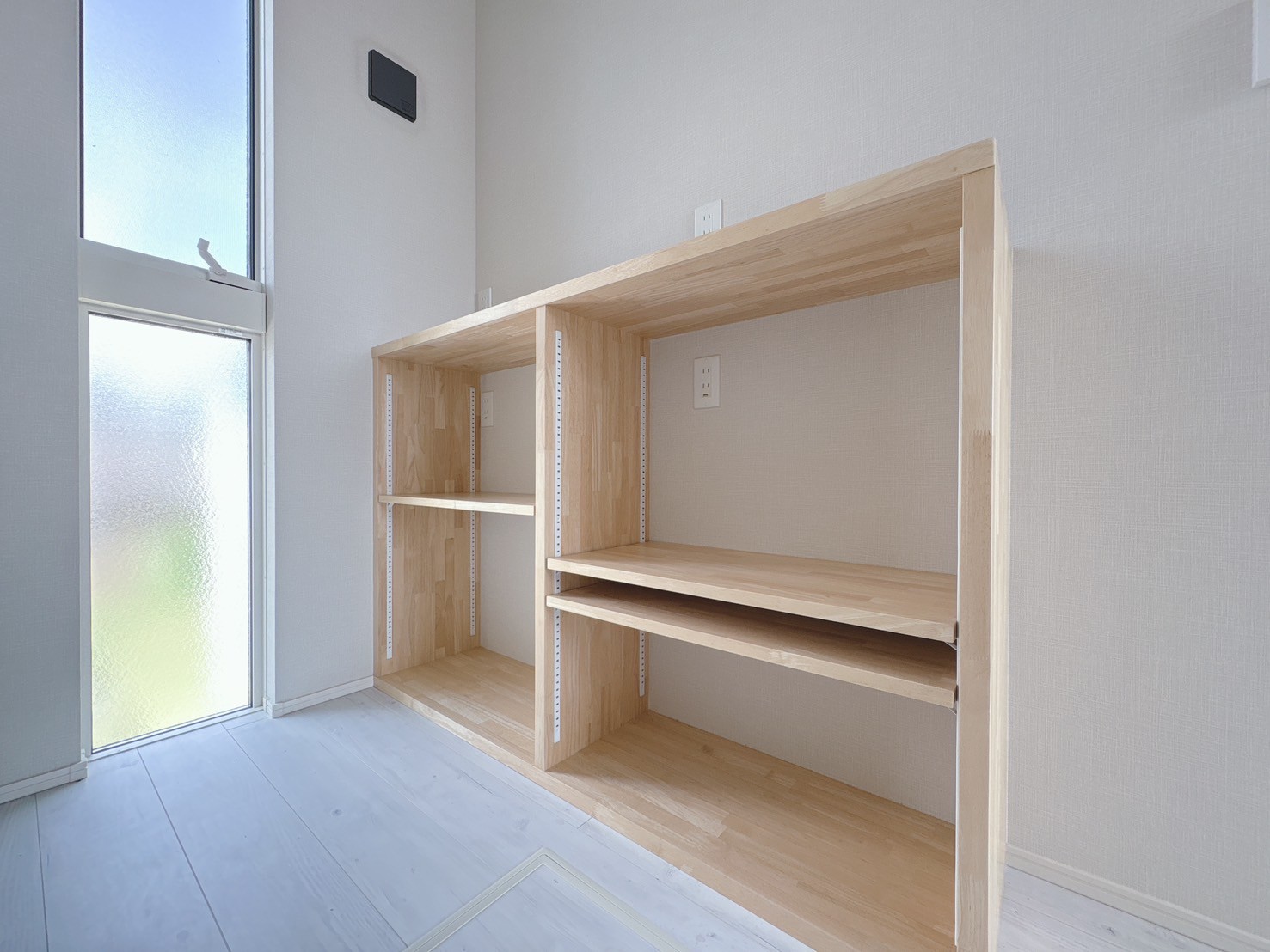 キッチン　キッチン背面の収納。キッチン周りをスッキリさせられます。