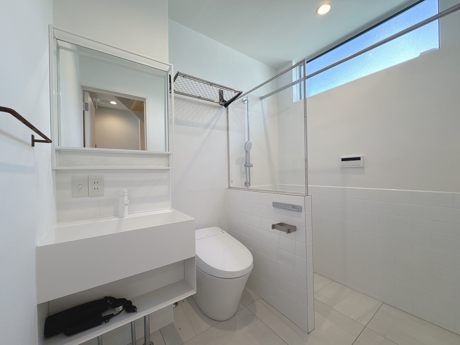 洗面設備　白を基調とした清潔感あふれる洗面スペースです。