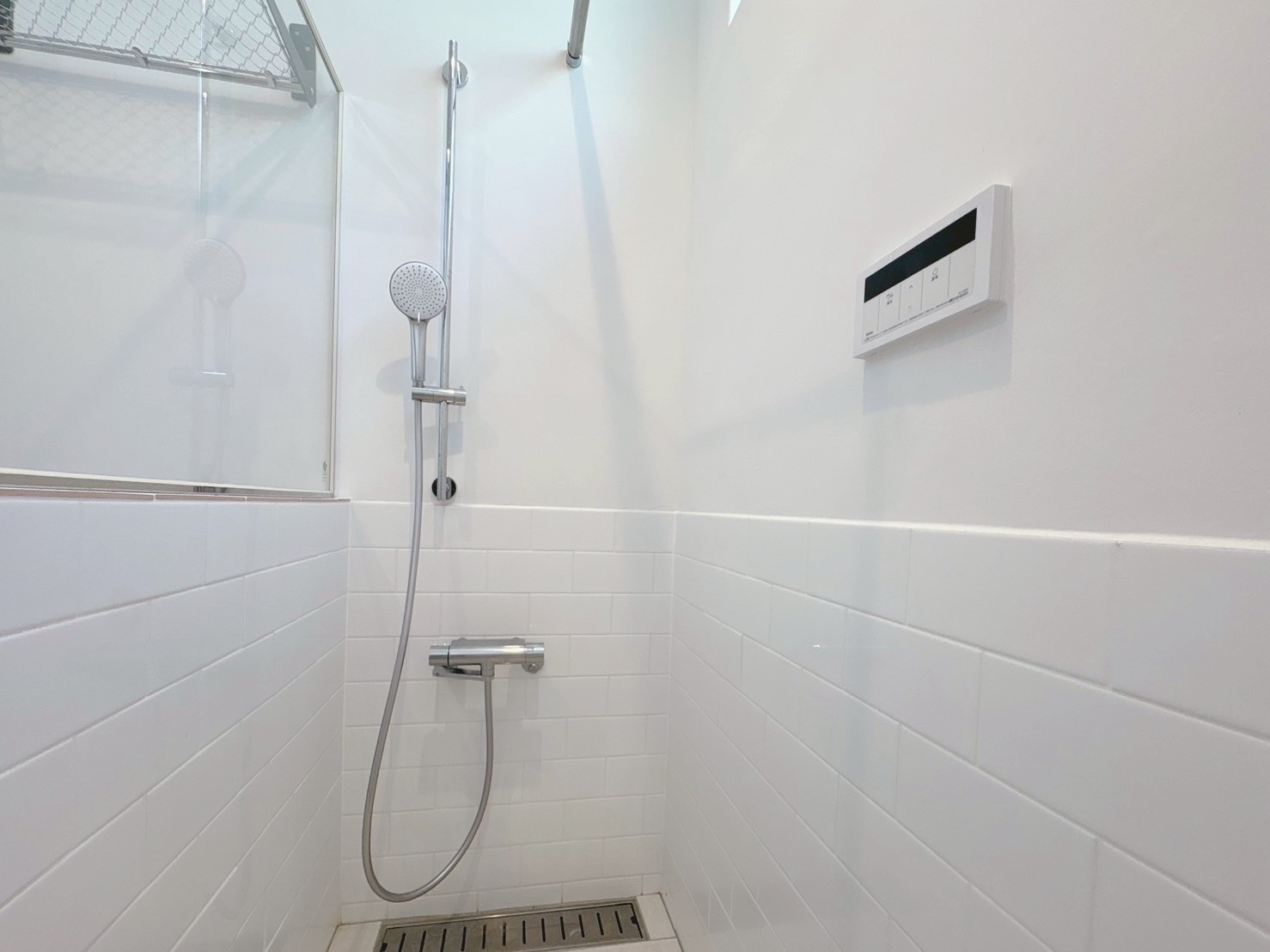 バス・シャワールーム　明るい色合いのシャワールームです。