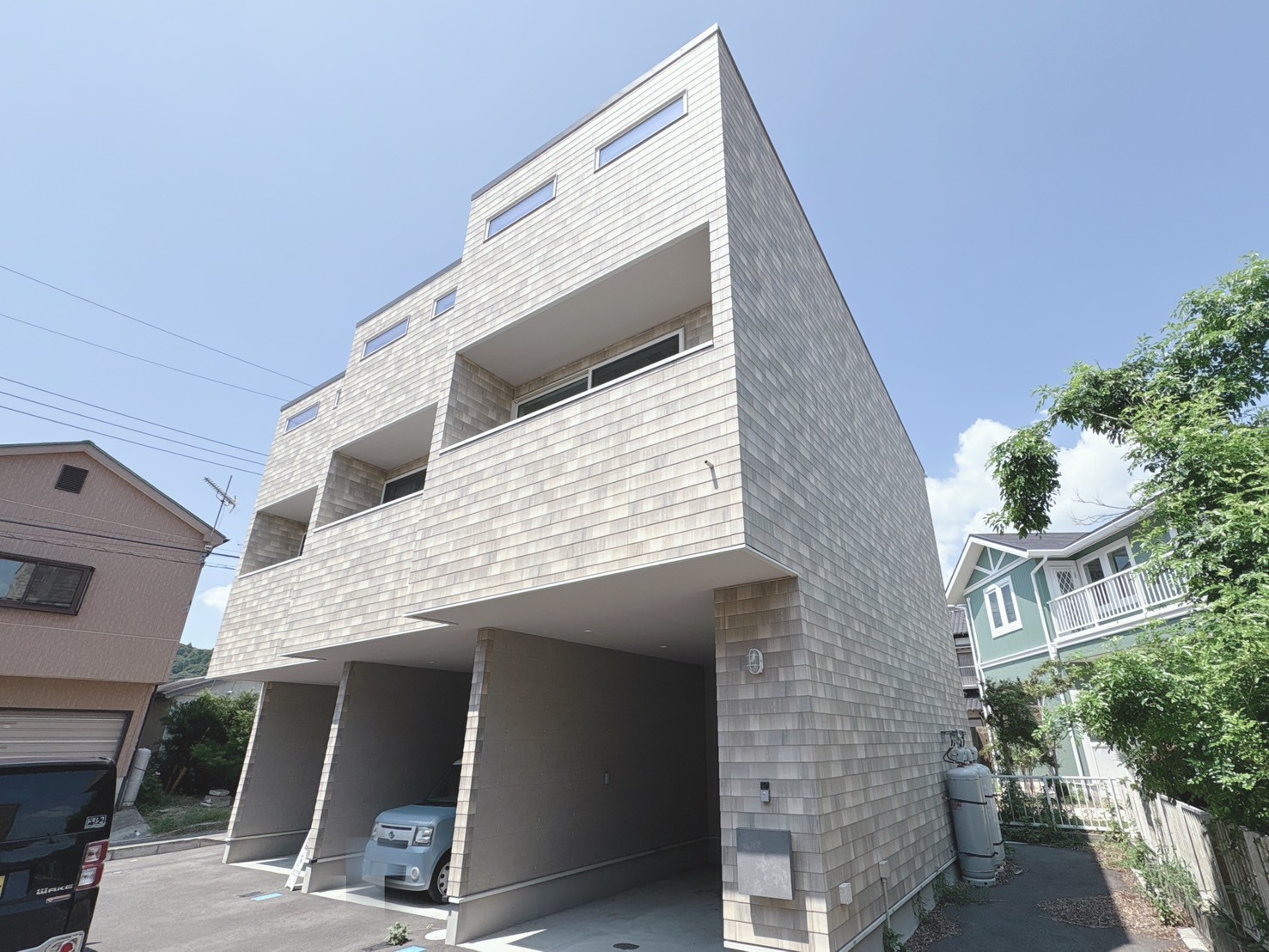 建物外観　外観は明るい色合いです。