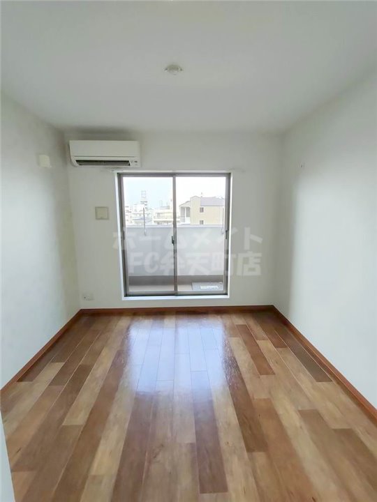 居室・リビング　こちらの居間で趣味の時間をお楽しみください