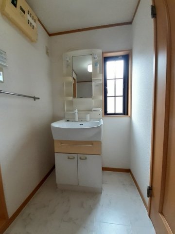 洗面設備　窓付きの明るい洗面所です★