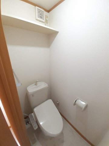 トイレ　嬉しい温水洗浄便座付きです♪