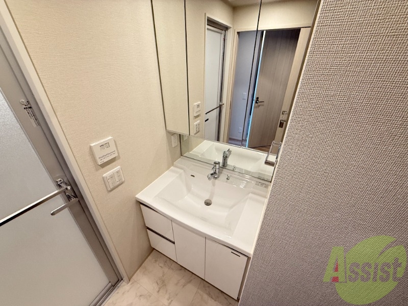 洗面設備　洗濯機置き場上部にも棚２枚が設置。収納も充実！