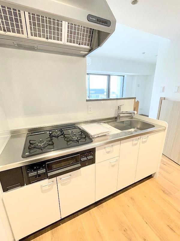 キッチン　システムキッチン・グリル付き３口ガスコンロ