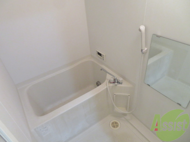 バス・シャワールーム　バスルームは狭すぎず、シャワーも浴びやすそうです。