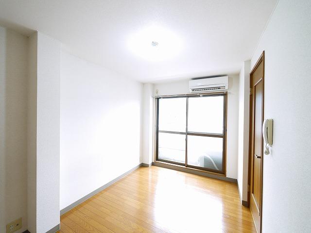 その他部屋・スペース　落ち着いた色調の寝室です