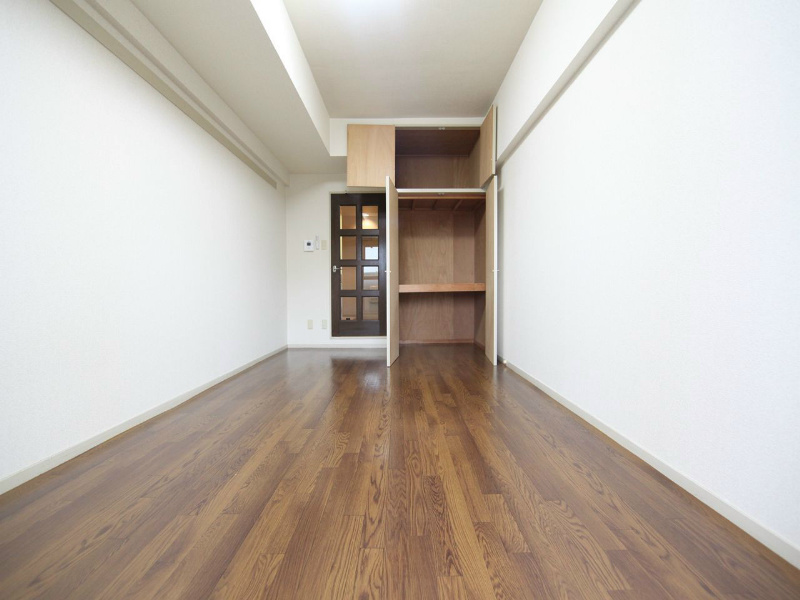 居室・リビング　洋室8.0帖　クローゼット付（収納充実してます）