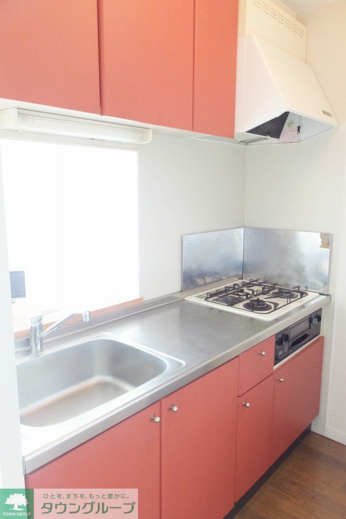 キッチン　３口ガスコンロ・グリル付きのキッチンです。