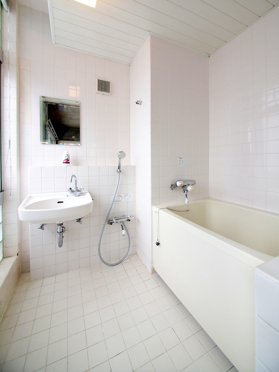 バス・シャワールーム　広々タイプのお風呂です♪