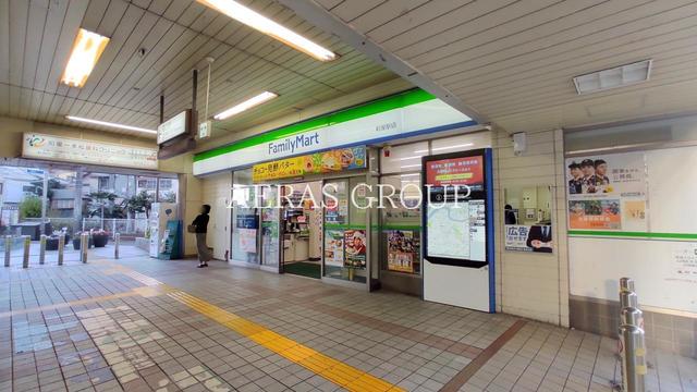 コンビニ　ファミリーマート 町屋駅店（コンビニ）まで127m
