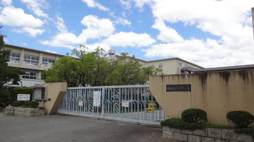 中学校　岡崎市立城北中学校（中学校）まで886m