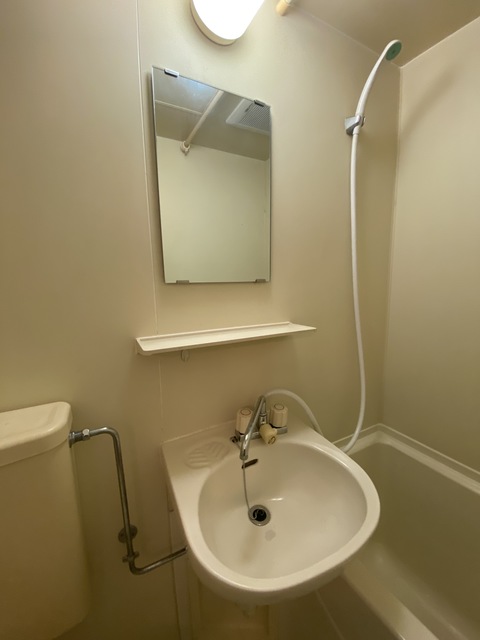 洗面設備　鑑付きの洗面台。