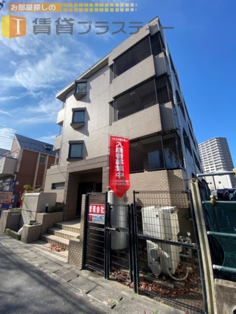 建物外観　閑静な住宅街に位置するマンション。