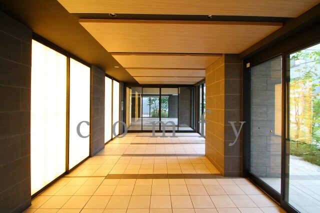 エントランス　オートロック付きエントランス