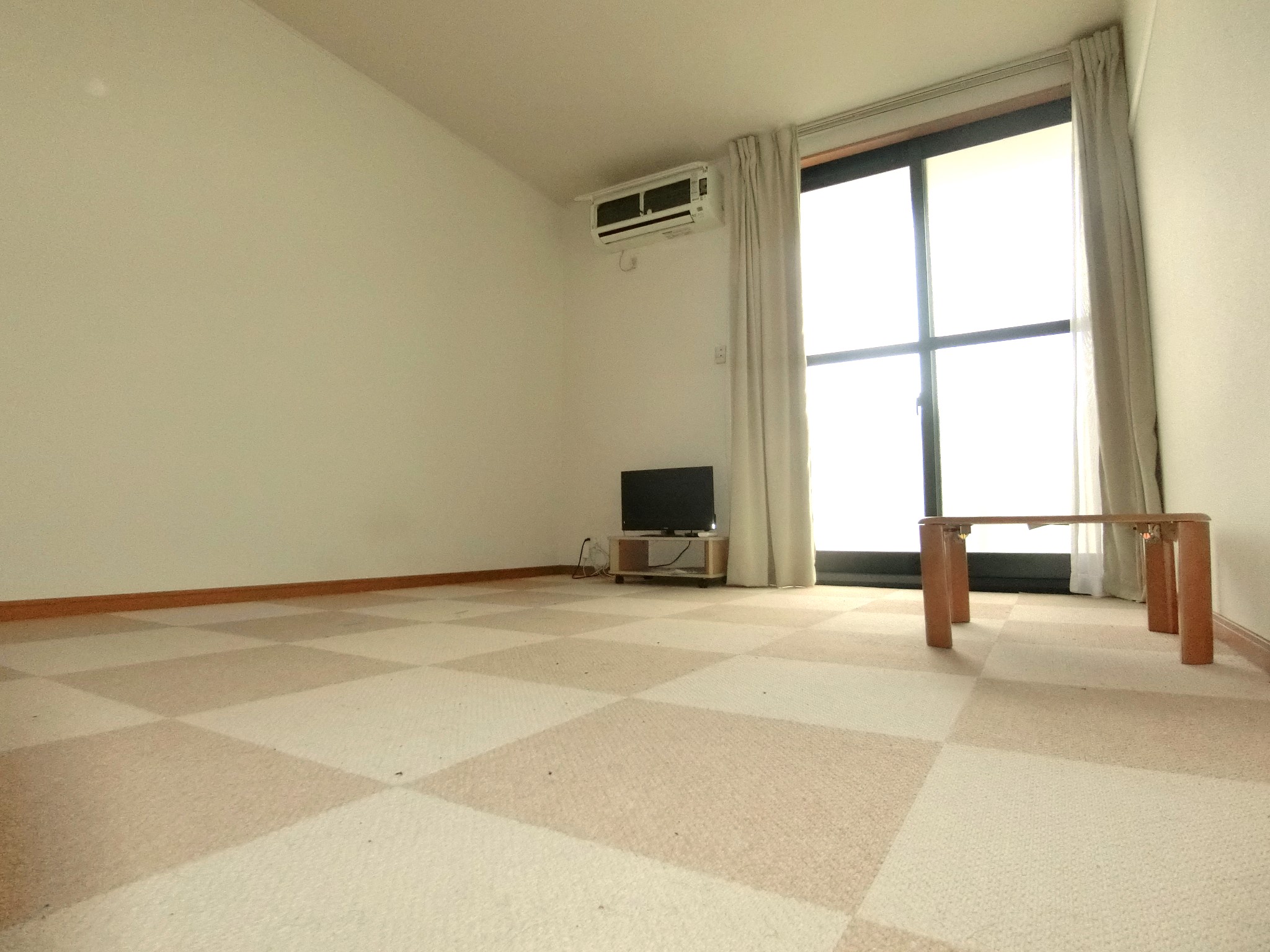 その他部屋・スペース　テレビ・ローテーブル・カーテン・エアコン・照明を完備です☆