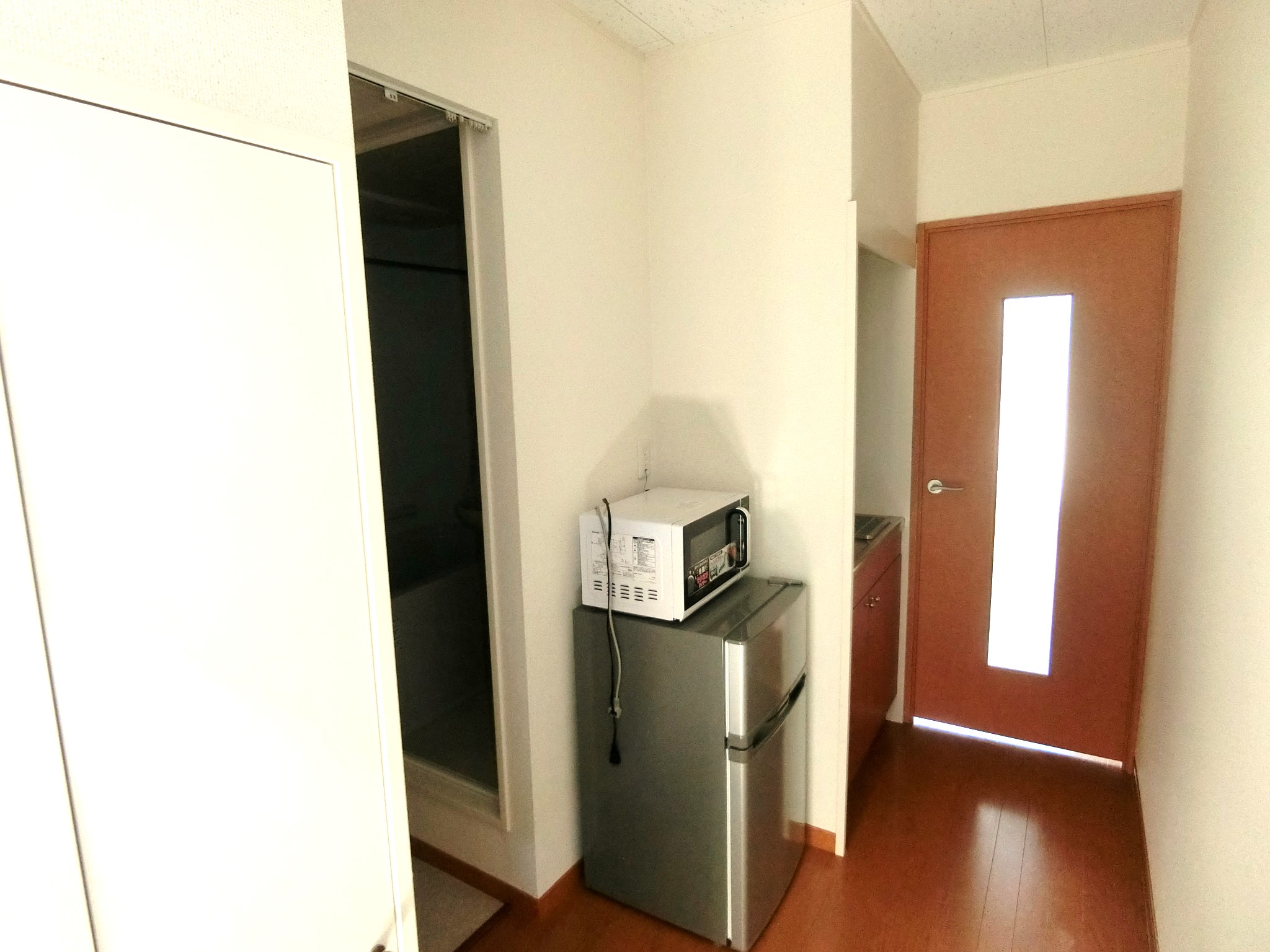 その他　キッチンに２口コンロと２ドア冷蔵庫・電子レンジを完備です☆