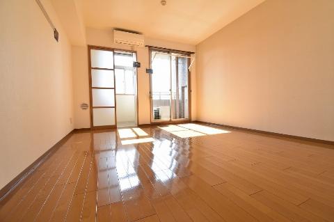 居室・リビング　室内