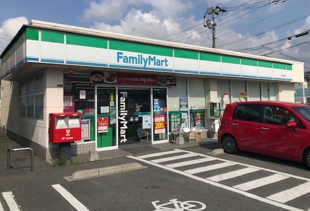 コンビニ　ファミリーマート（コンビニ）まで550m