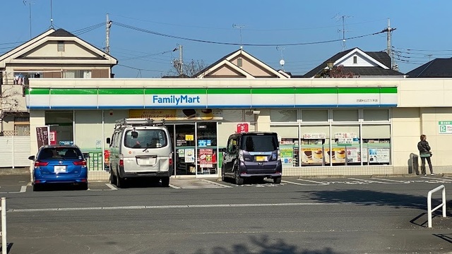 コンビニ　ファミリーマート武蔵村山三ツ木店（コンビニ）まで440m