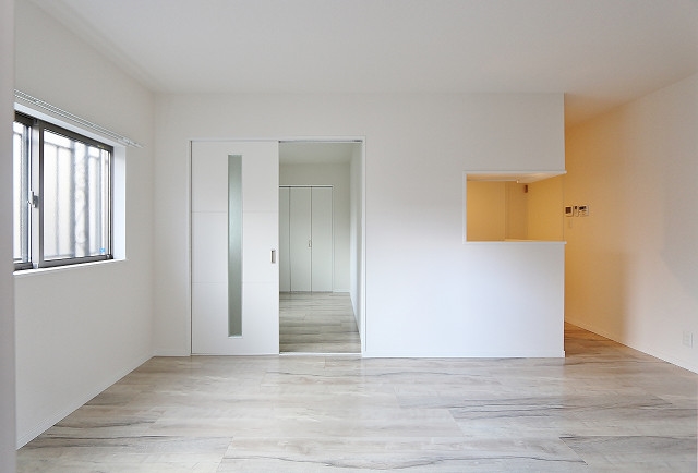 居室・リビング　白を基調としたデザイン性ある室内です