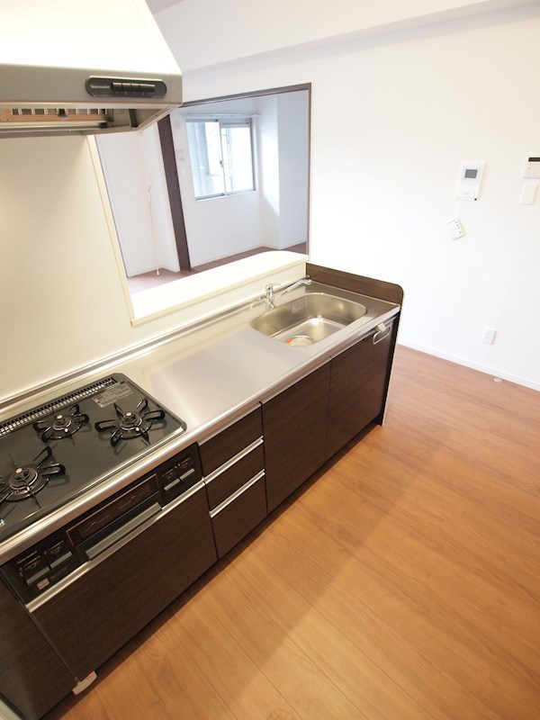 その他設備　グリル付きの3口コンロ設置済。