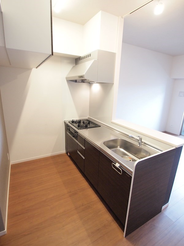 キッチン　システムキッチン。コンロ付き。広めのキッチンでお料理がしやす