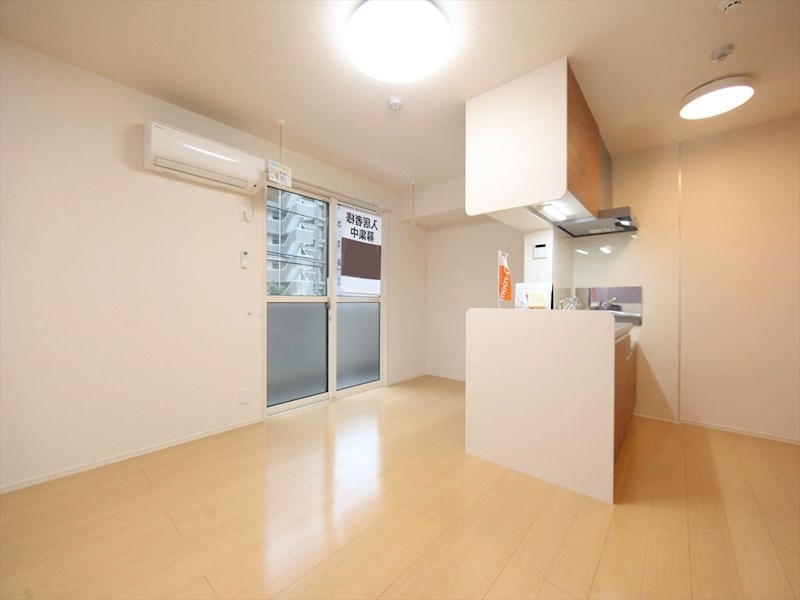 居室・リビング　ＬＤＫ10.7帖　カウンターキッチン　エアコン付　バルコニー