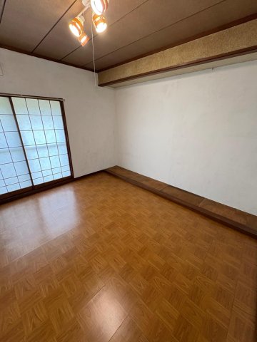 居室・リビング　1階の洋室です。