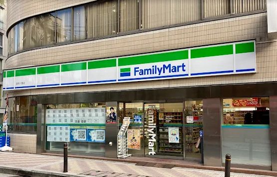 コンビニ　ファミリーマート麻布十番店（コンビニ）まで119m