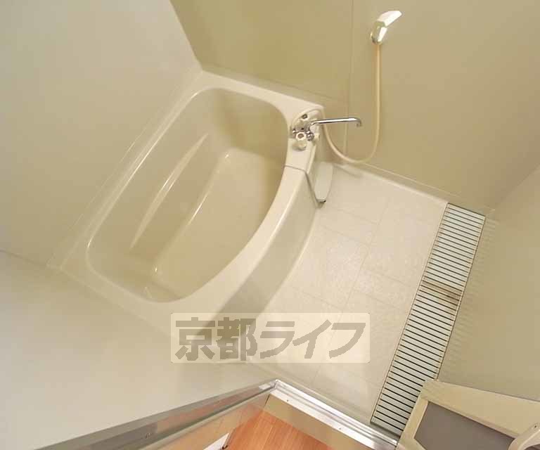 バス・シャワールーム　丸みを帯びたお風呂です。