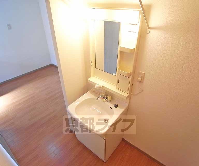 洗面設備　独立洗面台付きです。