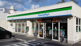 コンビニ　ファミリーマート 内間五丁目店（コンビニ）まで550m