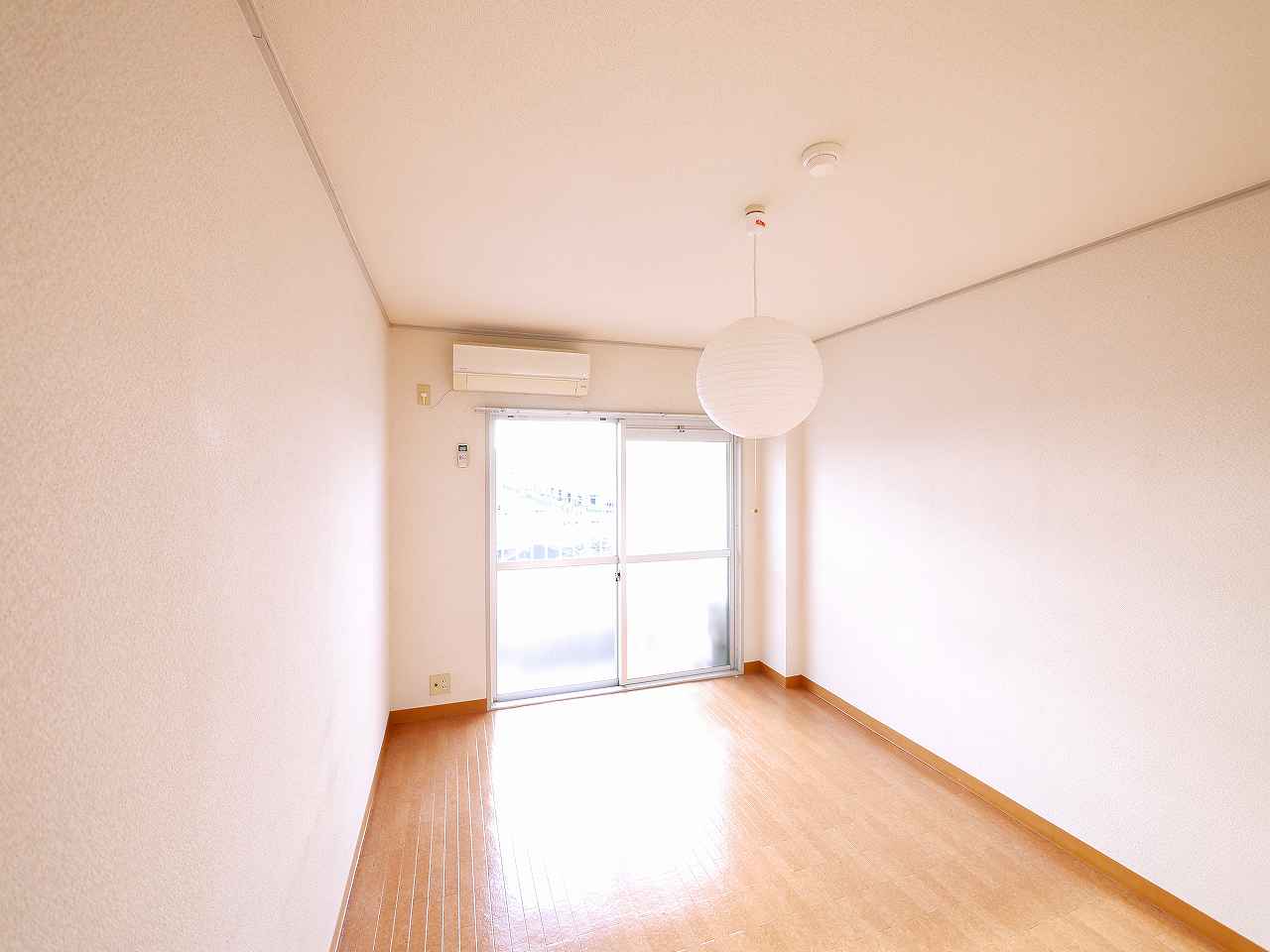 居室・リビング　広々とした洋室です