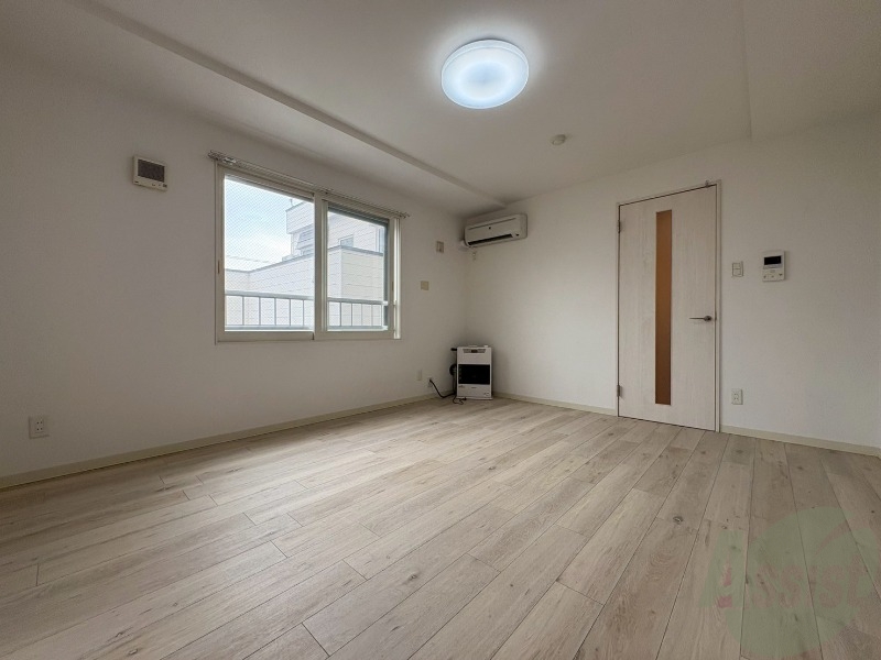 居室・リビング　リビングです。木目のフローリングが落ち着きますね。